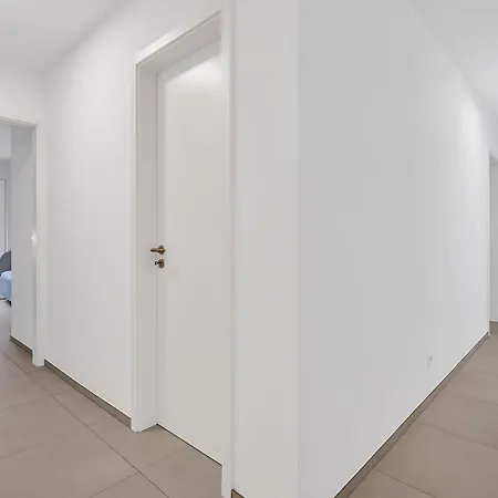 Modern Ensuite Near Kirchberg Apartman *